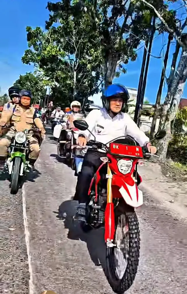 Tanamkan Kesederhanaan, Wali Kota Tebing Tinggi Naik Sepeda Motor Ke Kantor
