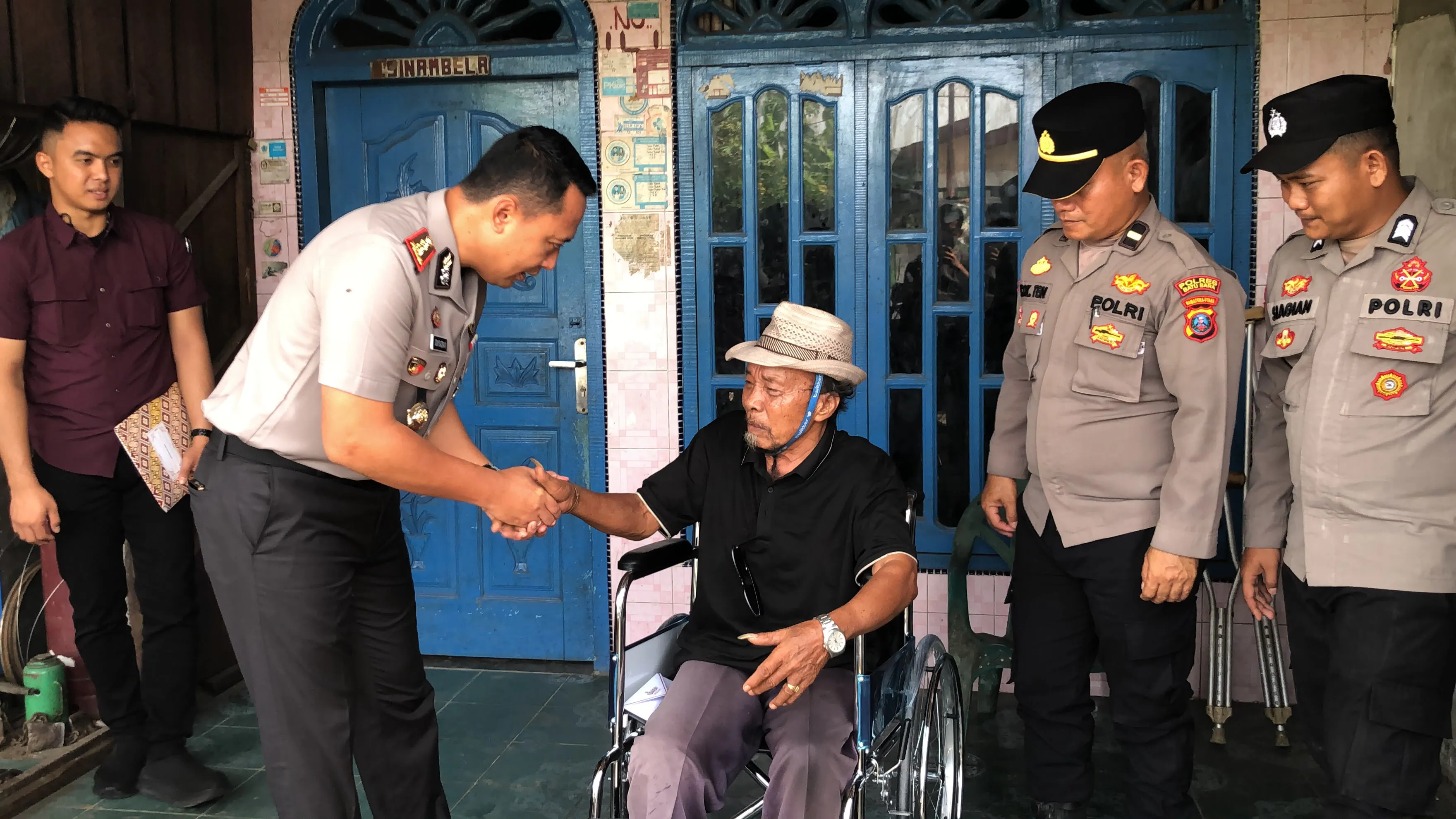 Kapolres Batubara Serahkan Kursi Roda Kepada Penyandang Disabilitas