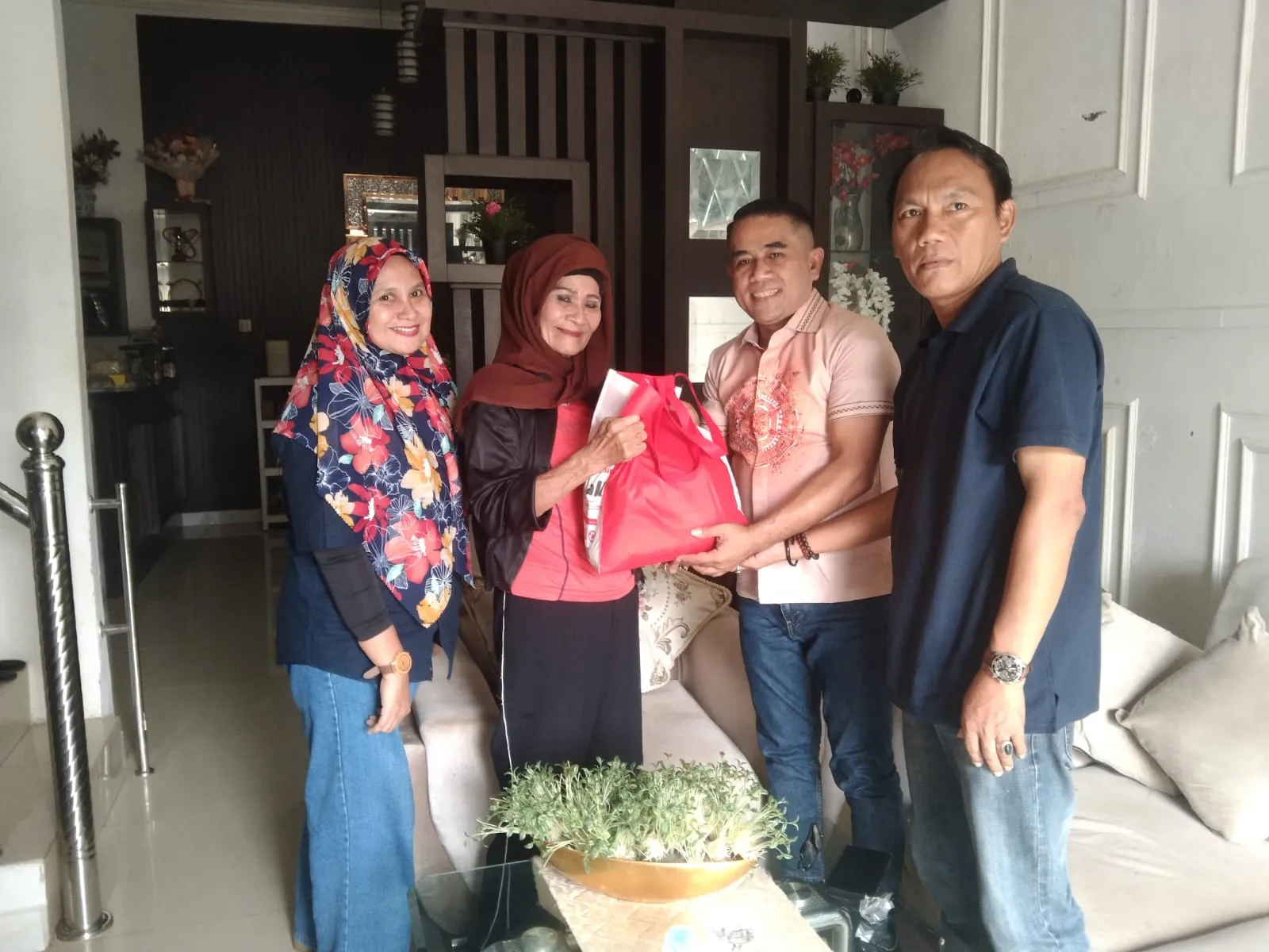 Sambut Raker I dan HUT RI ke-81, PWPM Medan Berbagi Sembako, Pererat Silaturahmi dengan Wartawan Senior