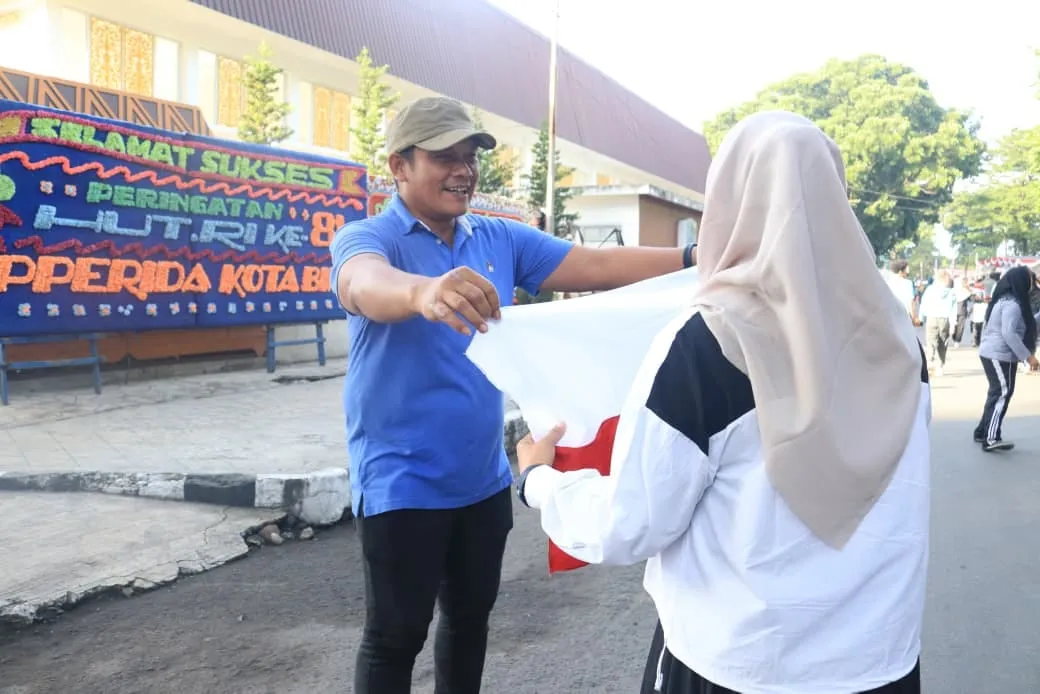 Pemko Binjai Bagikan Bendera Merah Putih