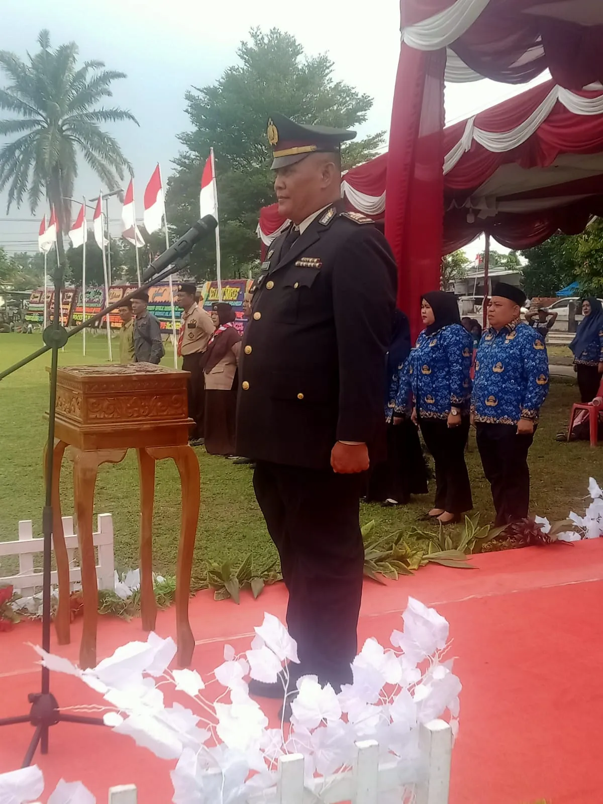 Wakapolsek Sunggal Pembina Upacara Penurunan Bendera HUT Ke 81 Kemerdekaan RI