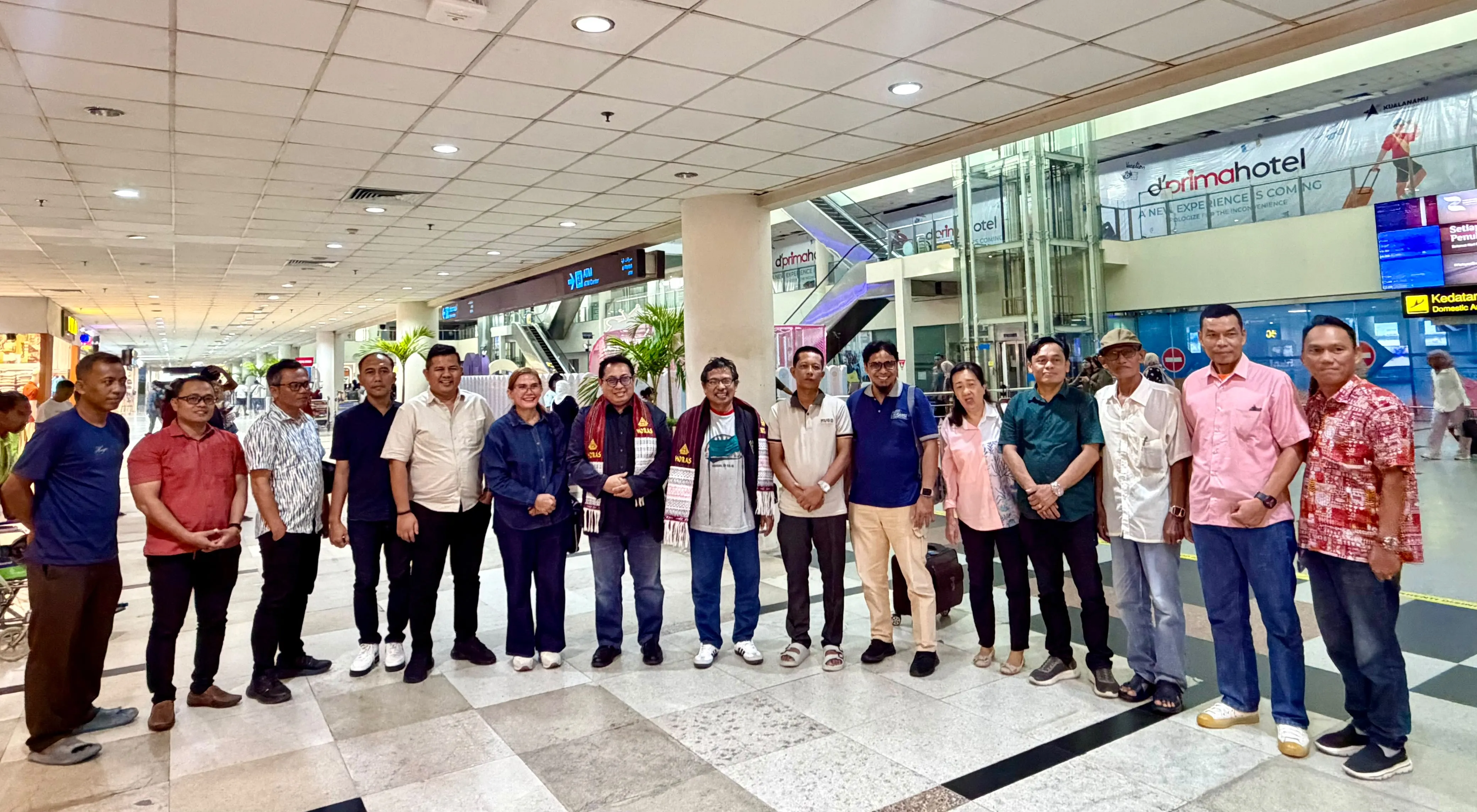 Pengurus Sumut Sambut Kedatangan Ketum SMSI di Bandara Kualanamu