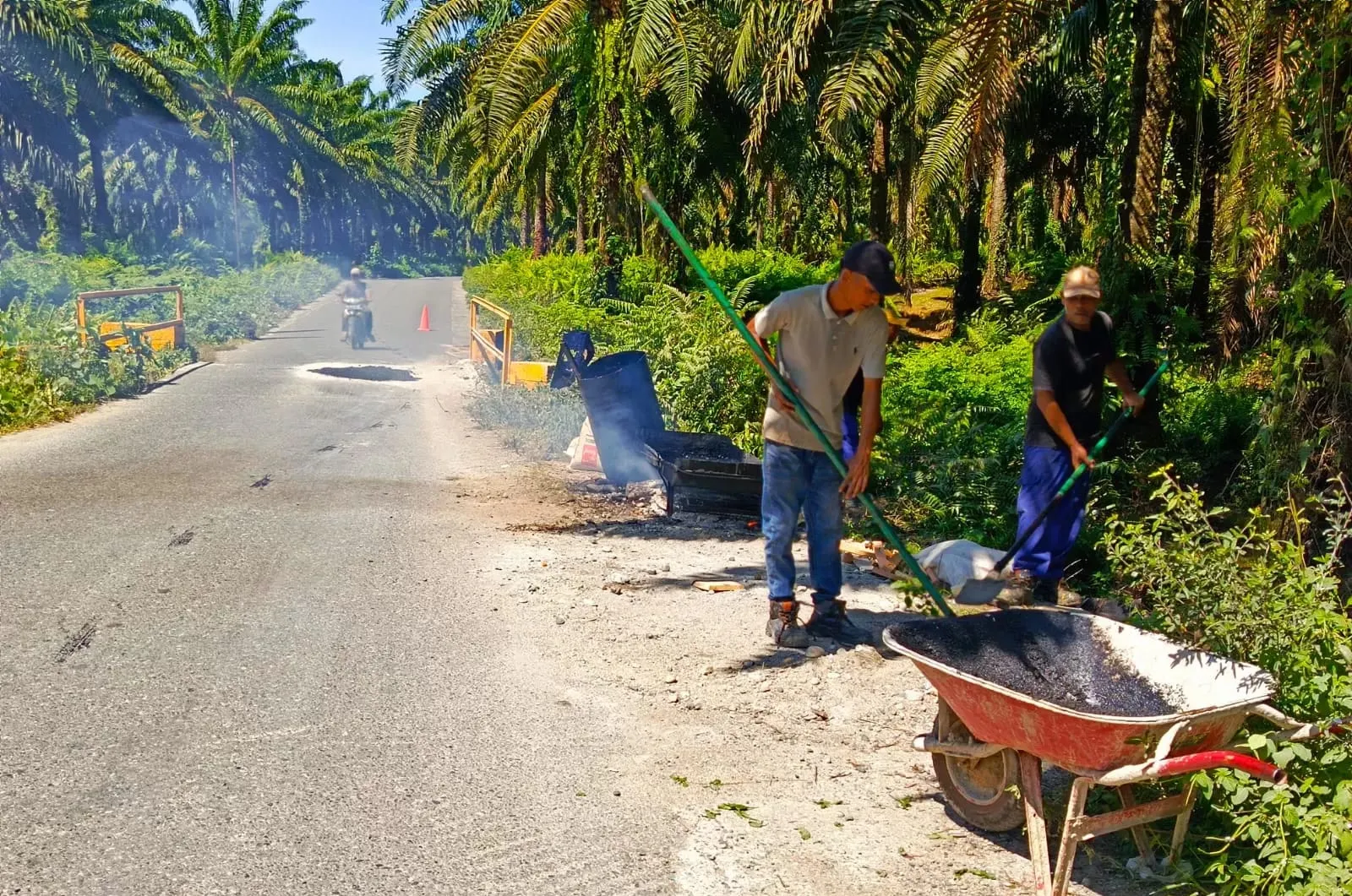 Peduli Akses Warga, PT Socfindo Kebun Seumanyam Perbaiki Jalan Alue Bilie-Seuneuam