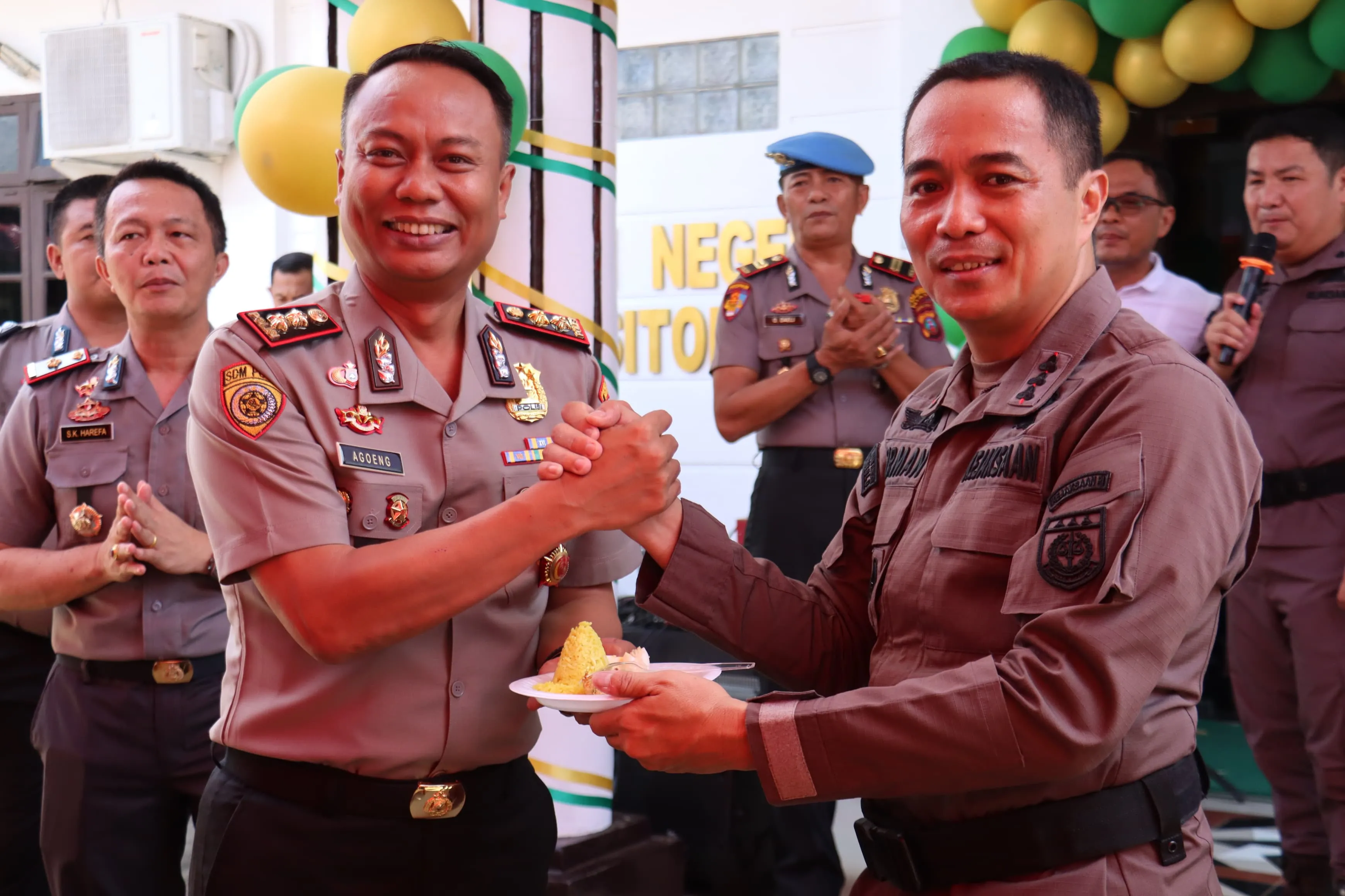 HUT ke-81 Kejaksaan RI, Kapolres Nias dan PJU Berikan Nasi Tumpeng ke Kejari Gunungsitoli