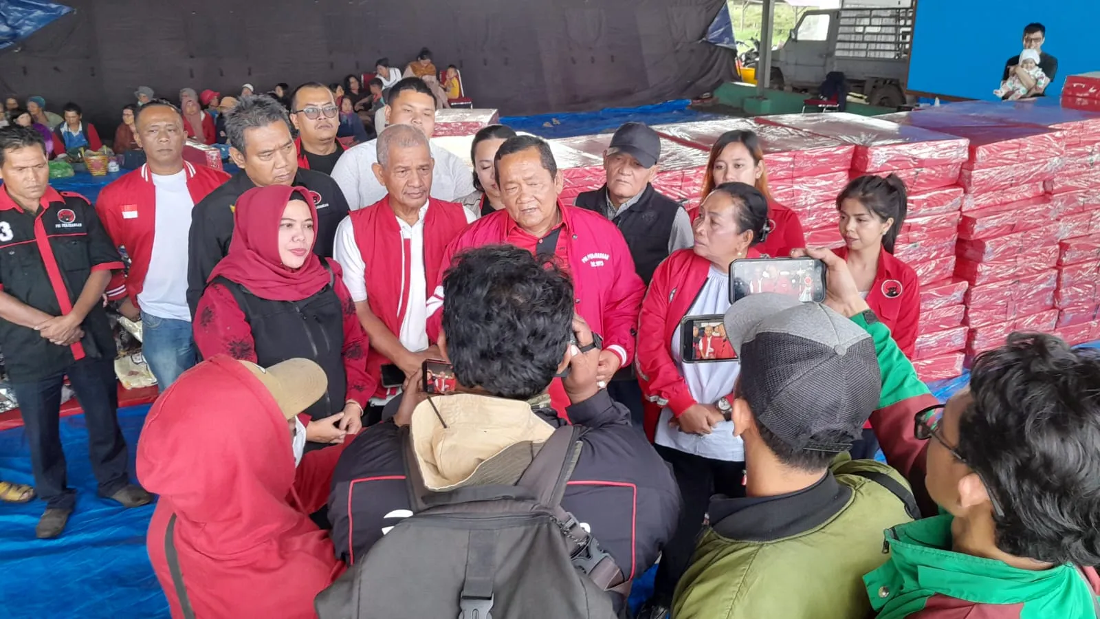PDI Perjuangan Sumut Salurkan Bantuan untuk Pengungsi Erupsi Gunung Sinabung di Karo