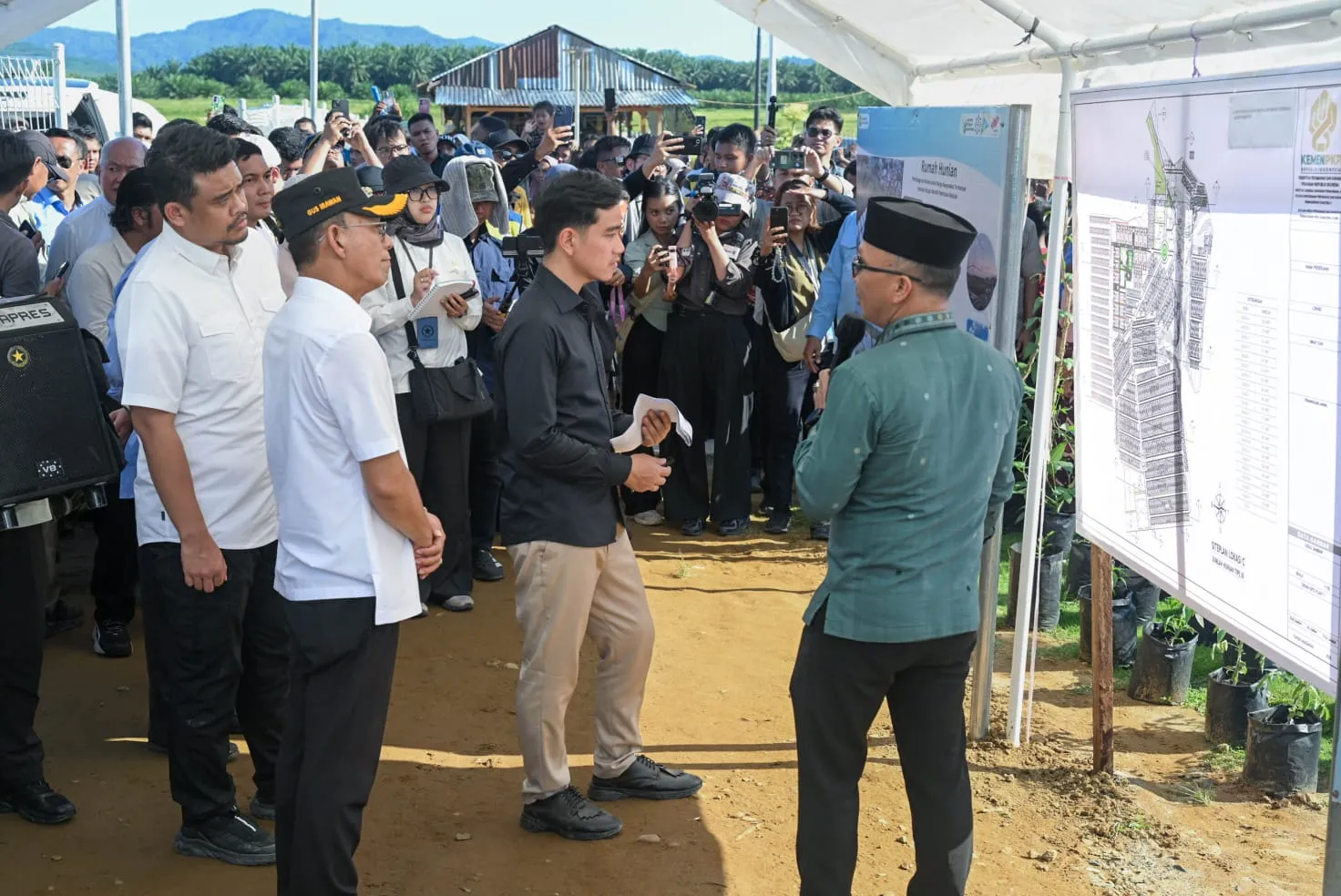 Kunjungi Huntara Tapsel, Wapres dan Gubsu Pastikan Huntap Segera Dibangun