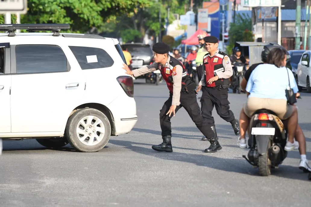 Personel Polres Tebing Tinggi Bantu Seberangkan Anak Sekolah hingga Dorong Mobil Mogok