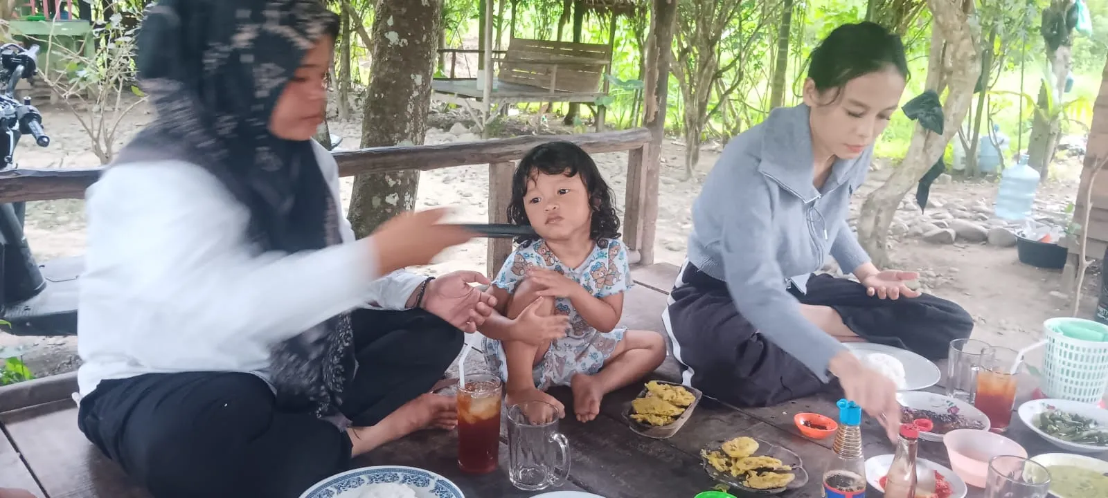 Ciri Khas RM Jokowi di Pinggir Aek Pohon,   Gule Ikan Mas Bakar yang Bikin Rindu