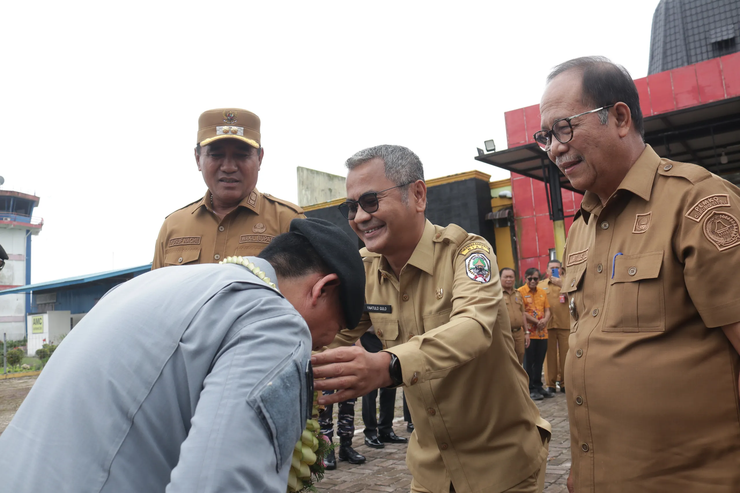 Bupati Nias Sambut Kepala Bakamla RI di Bandara Binaka Gunungsitoli