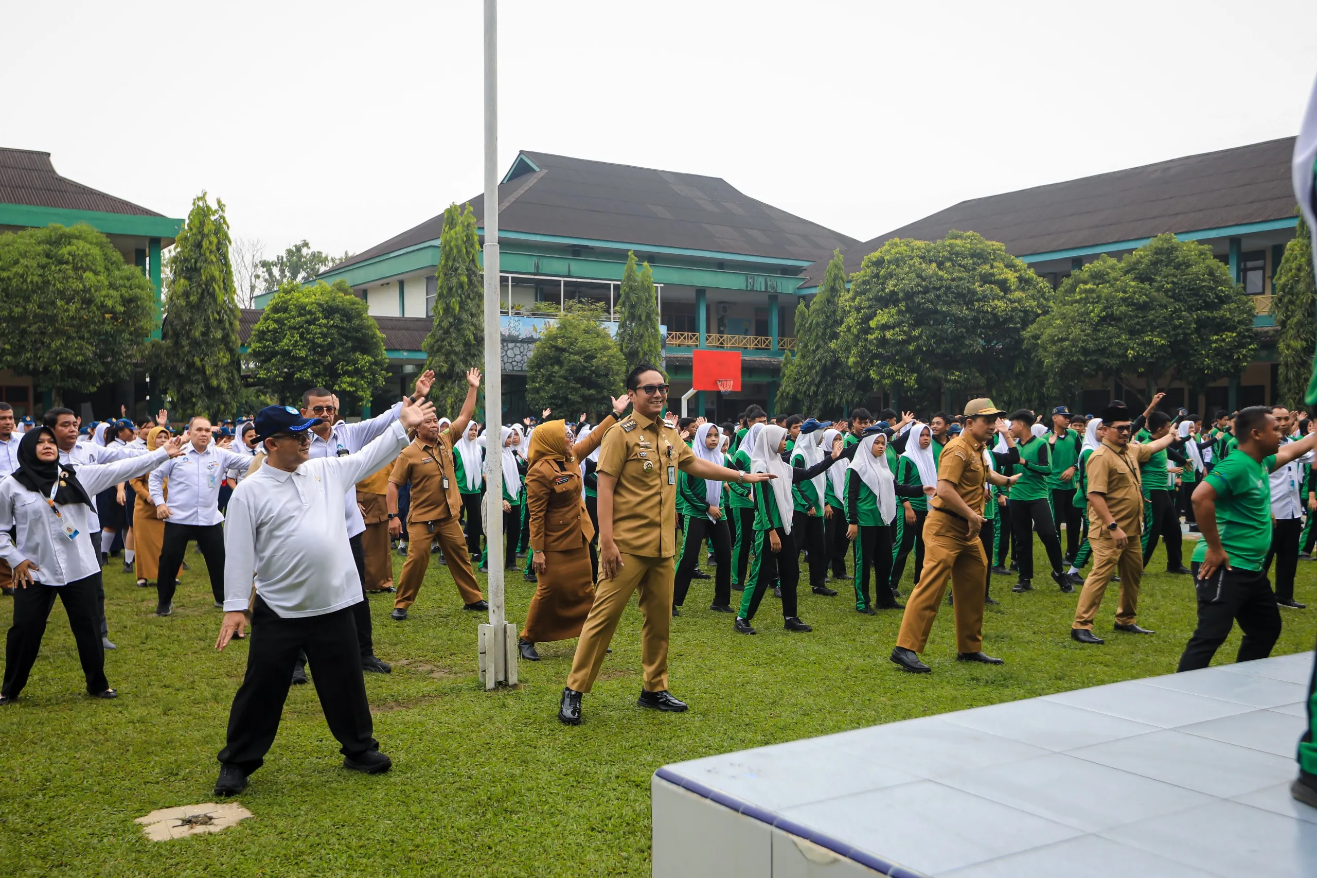 Tanamkan Karakter Siswa, Mendikdasmen dan Wali Kota Medan Senam Bersama di SMPN 1
