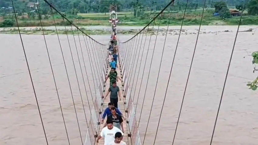 KODIM 0108/Agara dan Warga Uji Coba Jembatan Gantung Perintis Kute Kumbang Jaya-Gulo