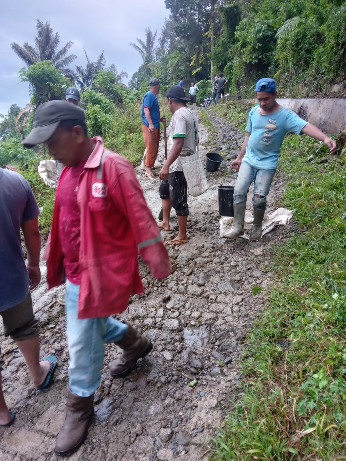 Warga Puncak Sorik Marapi Keluhkan Jalan Menuju Sentra Produksi