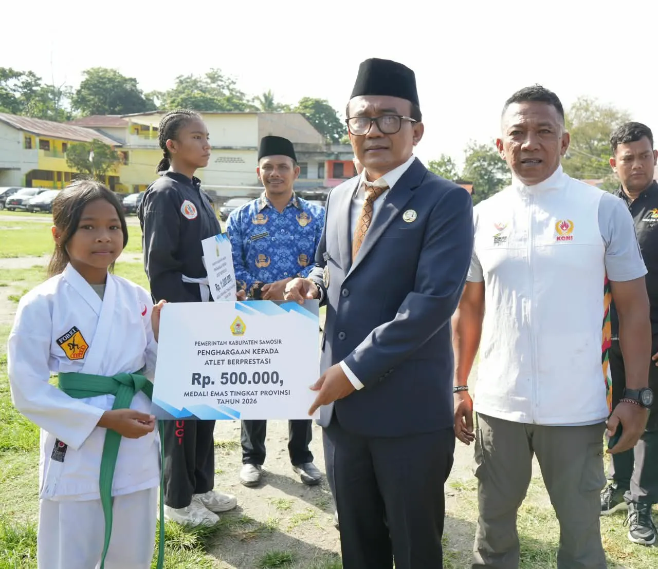 Haornas ke-43, Wabup Samosir Beri Tali Asih kepada 96 Atlet dan Pelatih Berprestasi
