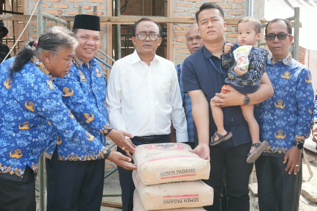 Wabup Samosir Serahkan Bantuan Bahan Bangunan untuk Korban Kebakaran dan Puting Beliung