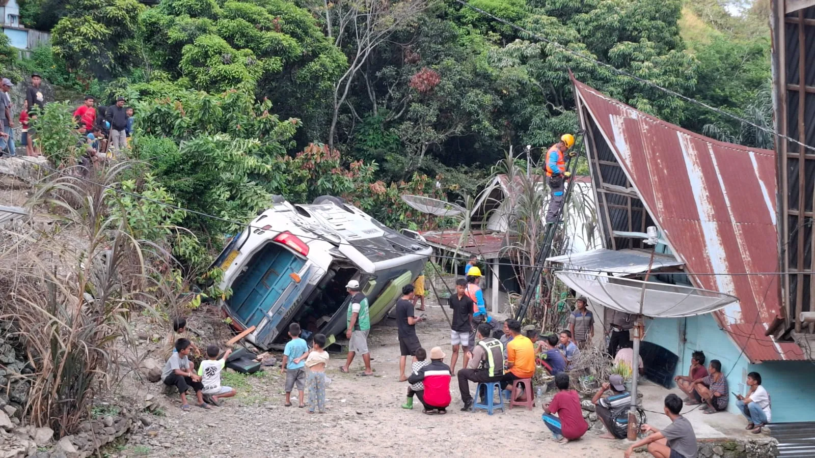 Bus Rombongan Wisatawan Asal Kisaran Terbalik di Pangururan Samosir, 26 Penumpang Dievakuasi