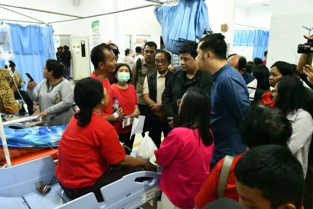 Vandiko Jenguk Korban Kecelakaan Bus Wisata di Desa Boho, Pastikan Biaya Perawatan Ditanggung Pamkab Samosir