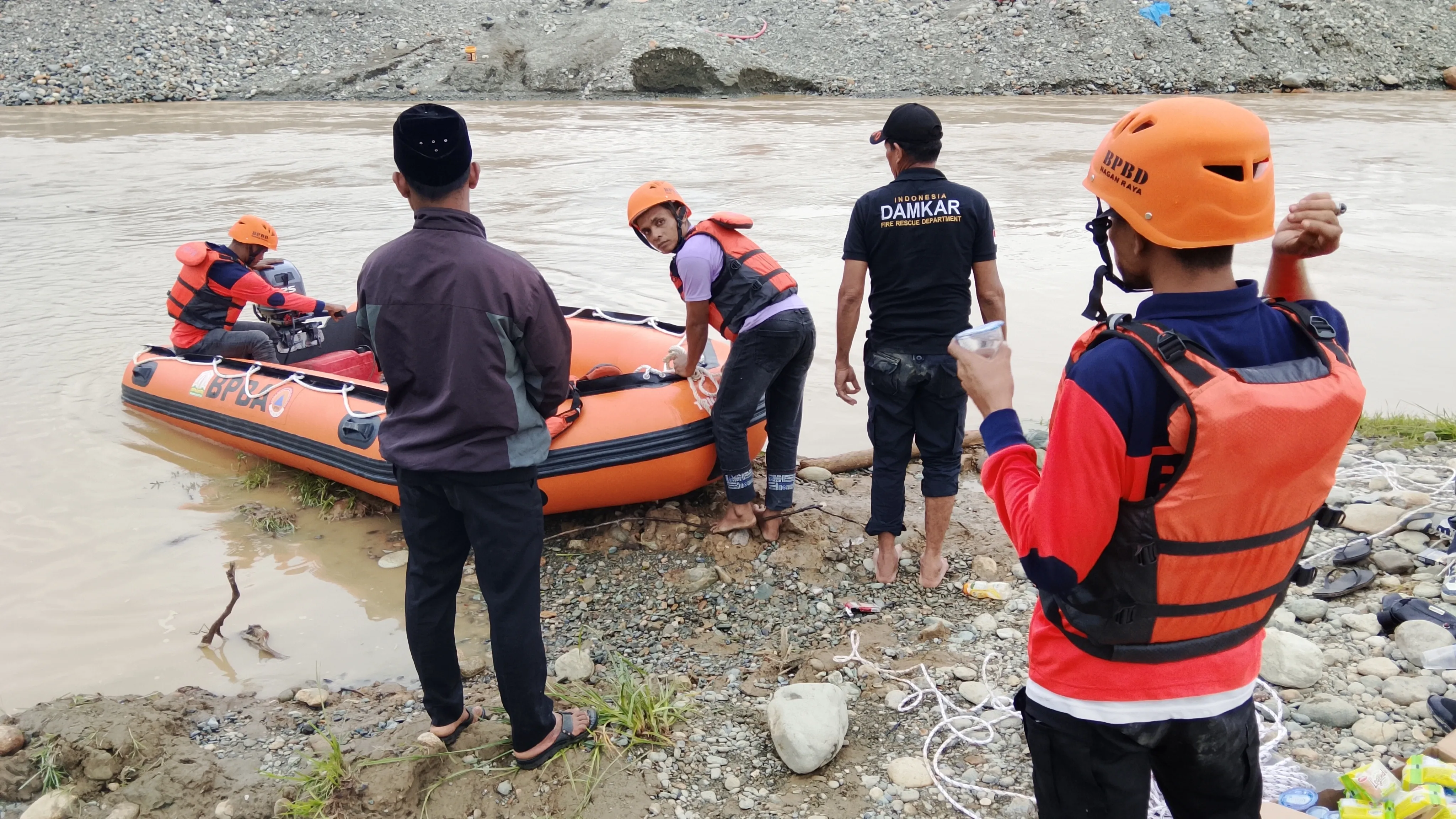 Tangis Pecah di Tepi Krueng Cut, Hari Ke-4 Pencarian, Hamdani Ditemukan Tak Bernyawa