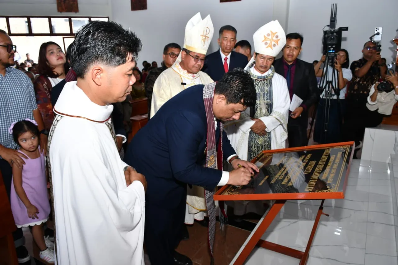 Resmikan Gereja Santo Paulus Saitnihuta, Bupati Samosir dan Uskup Agung Medan Teken Prasasti