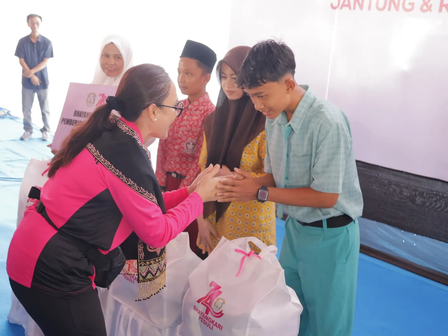 Ketua Umum Bhayangkari Serahkan 6.000 Paket Sembako untuk Masyarakat