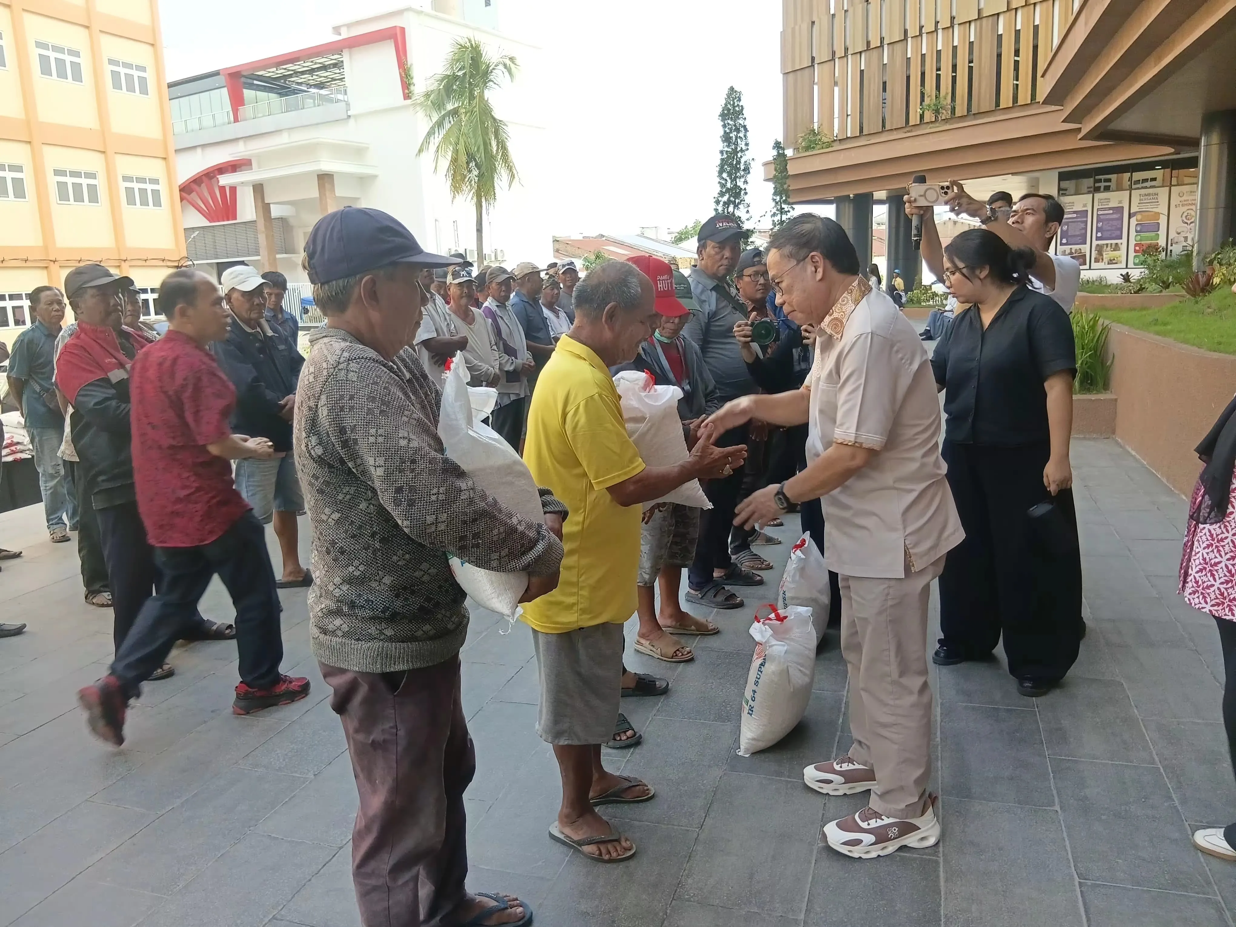 Rayakan HUT ke-67, Sofyan Tan Bagikan 67 Karung Beras untuk Penarik Becak di Sunggal