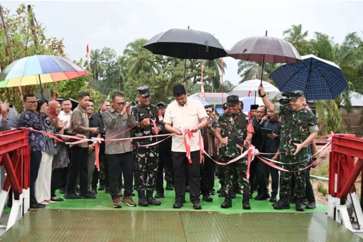 Bobby Nasution Resmikan Jembatan Bailey Di Tapteng