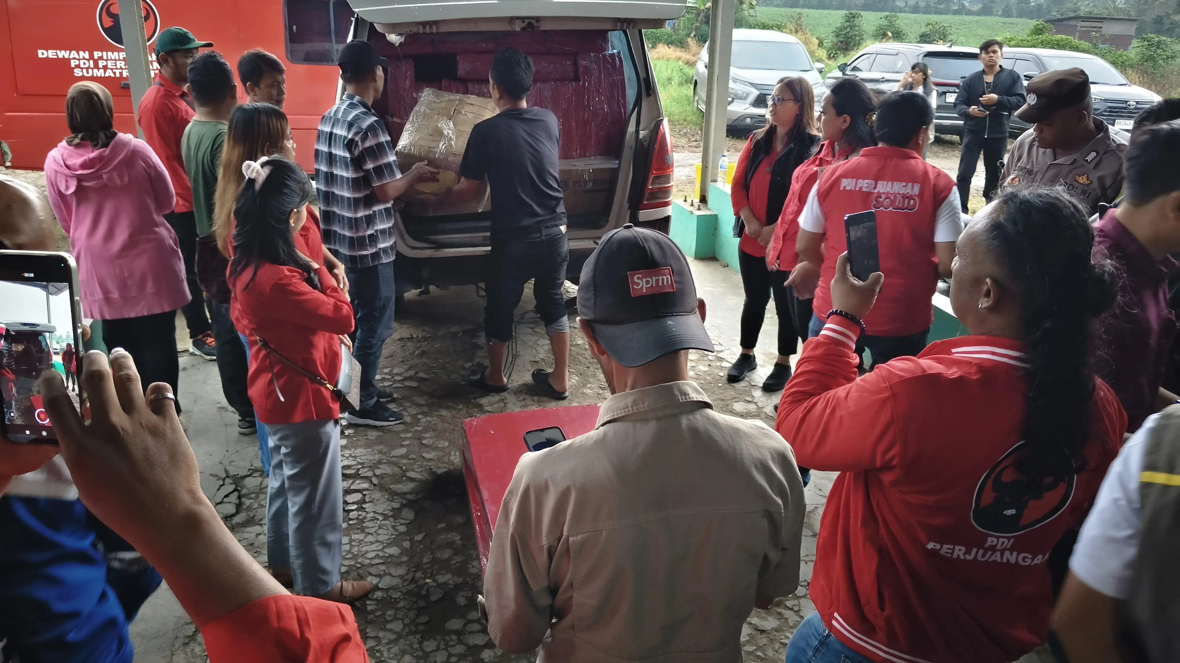 PDI Perjuangan Sumut Tuntaskan Penyaluran Bantuan Bagi Pengungsi Korban Sinabung