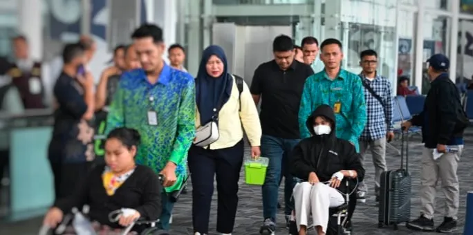 Bobby Nasution Berangkatkan Pasien Terduga Korban MBG Karo Ke Jakarta