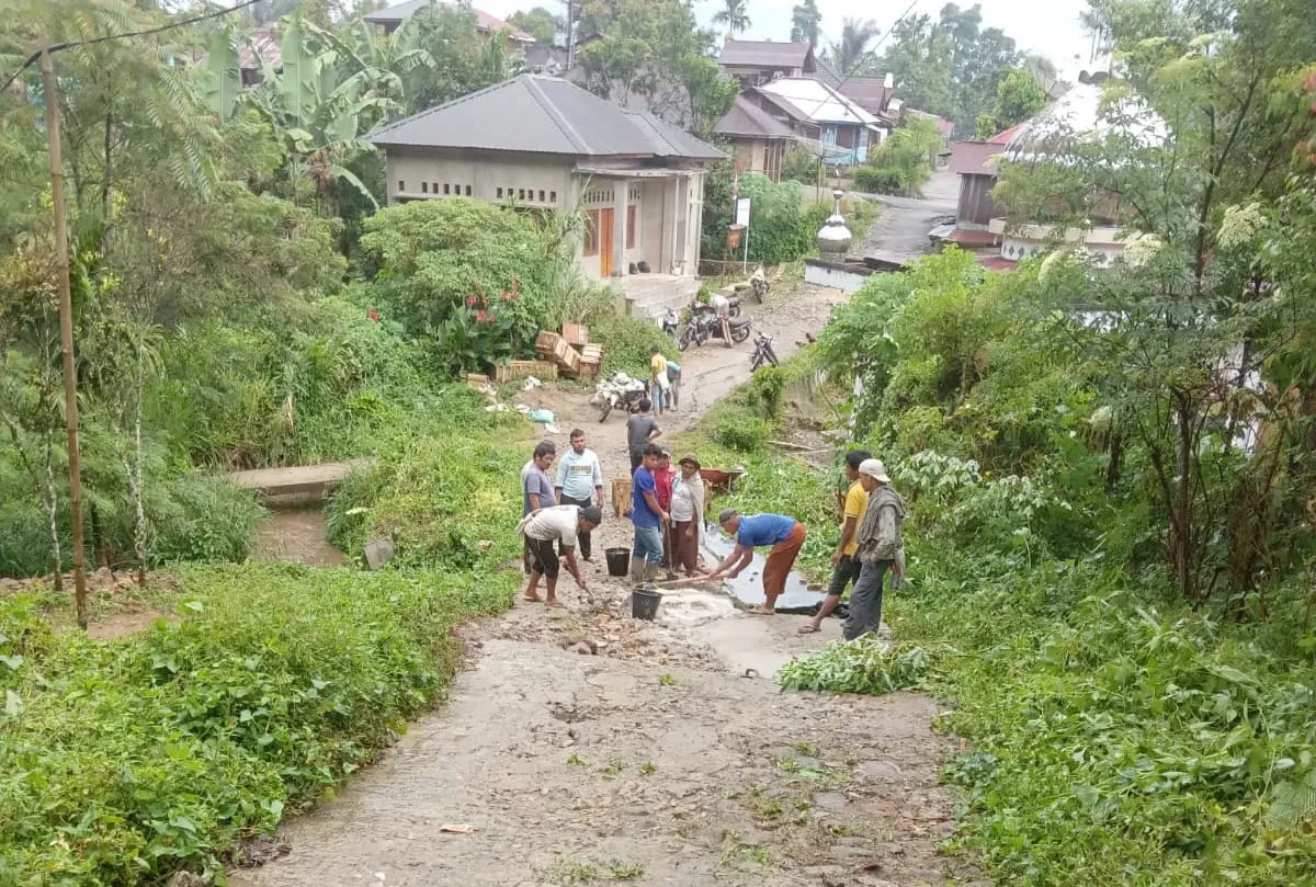 Warga Desa Hutanamale Madina Minta Bupati Dan Anggota DPRD Perbaiki Jalan Rusak