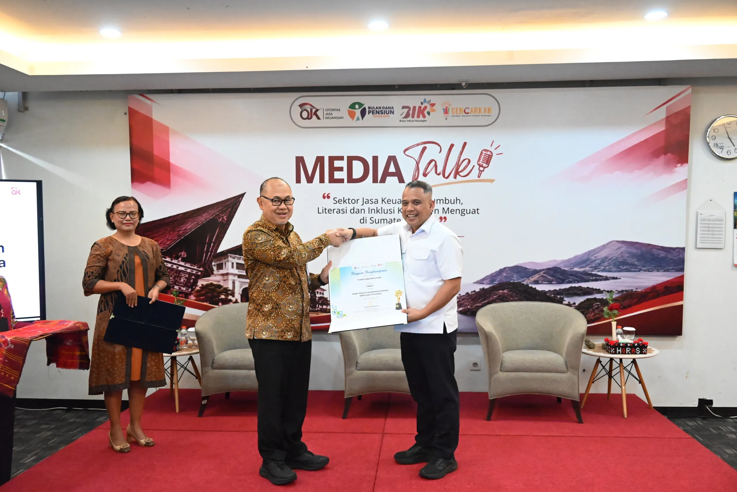 Bank Sumut Raih Penghargaan OJK Sebagai Bank Teraktif Melakukan Literasi Keuangan Ke Sekolah