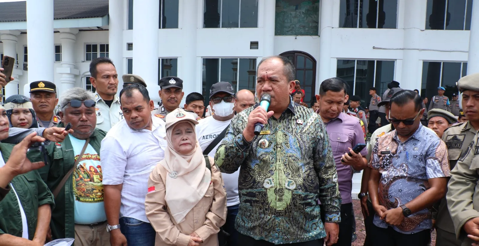 Bupati Asahan Tanggapi Demo Serikat Petani