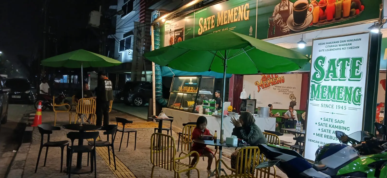 Pengusaha Sate Memeng Serobot Trotoar Jl. Krakatau Jadi Tempat Usaha