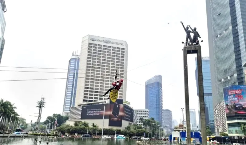 Polisi Evakuasi Enam Aktivis Greenpeace di Bundaran HI