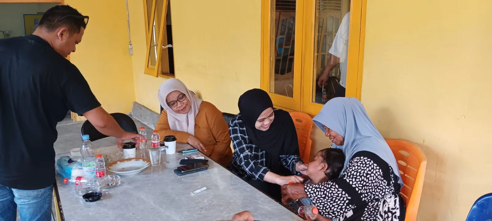 Wakil Ketua DPRD Madina Bantu Biaya Pengobatan Mata Anak Piatu Dari Kotasiantar