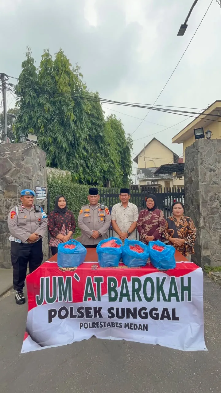 Jumat Barokah, Polsek Sunggal Bagikan 150 Nasi Bungkus untuk Warga