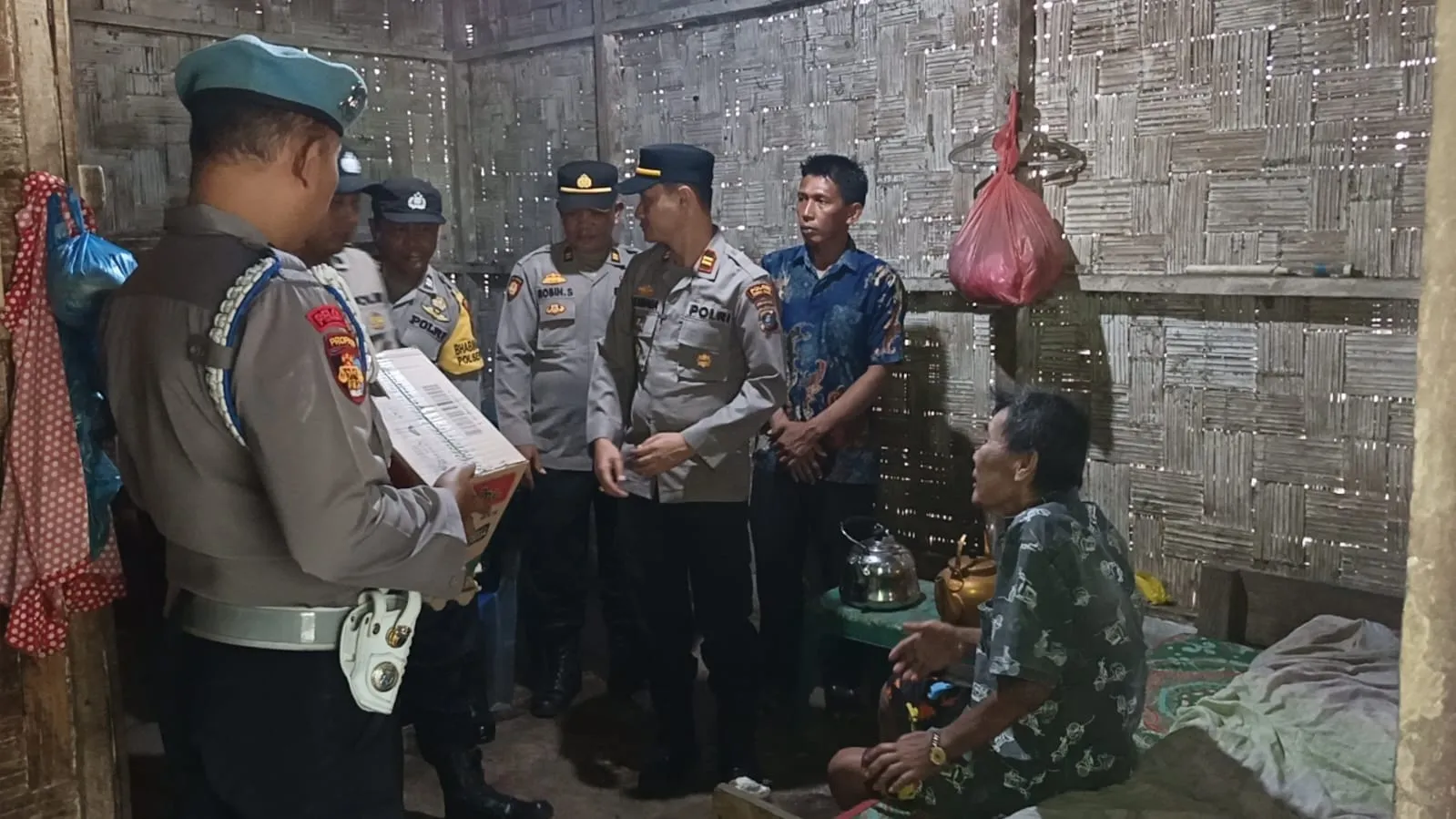 Jumat Berkah, Polsek Sipispis Salurkan Bansos untuk Lansia dan Warga Kurang Mampu