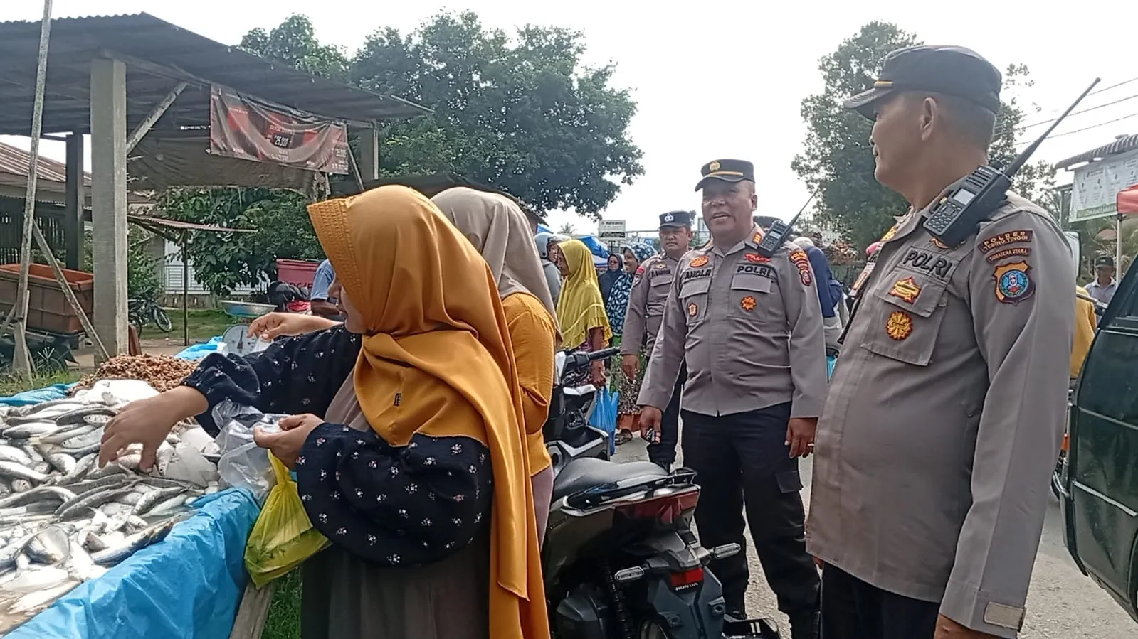 Sambangi Pasar Desa Binjai, Kapolsek Tebing Tinggi Sampaikan Pesan Kamtibmas