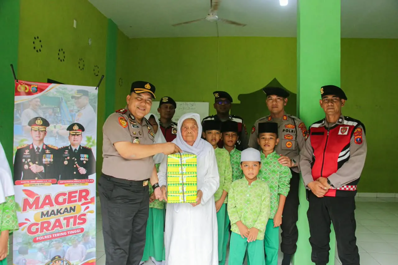 Polres Tebing Tinggi Bagikan Makan Siang Gratis untuk Siswa Madrasah Tarbiyah Islamiyah