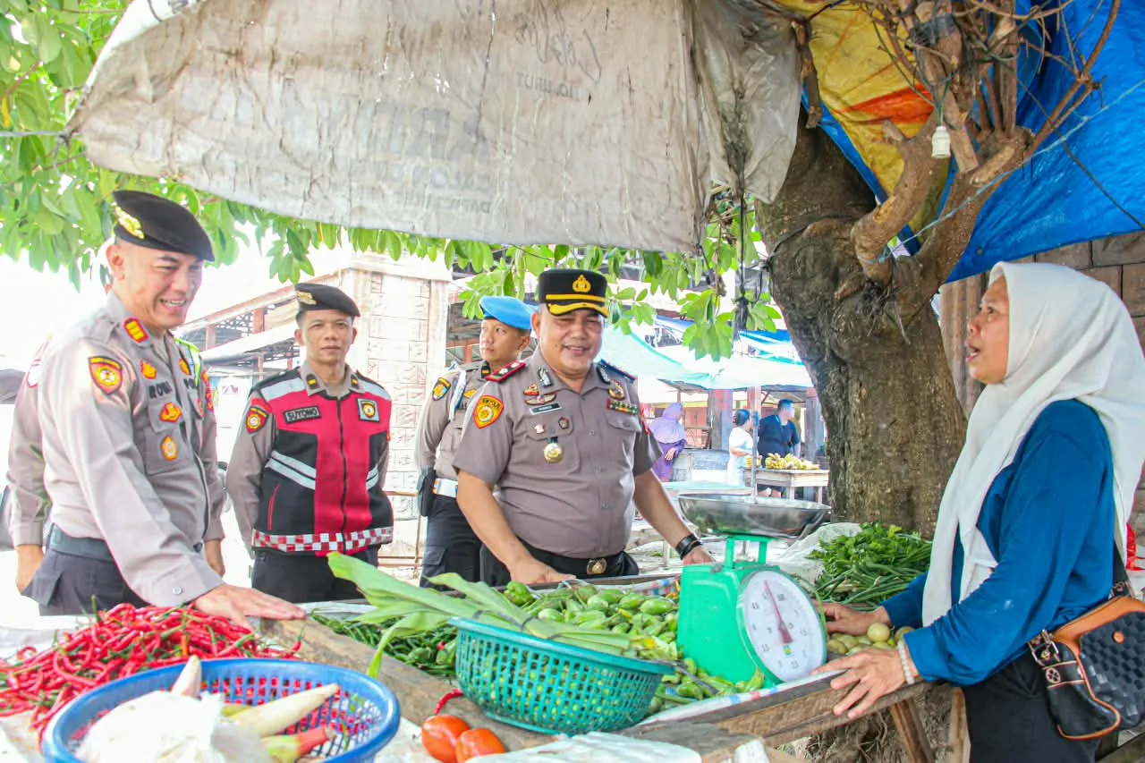 Sambangi Pasar Sakti, Wakapolres Tebing Tinggi Sosialisasikan Layanan Darurat 110