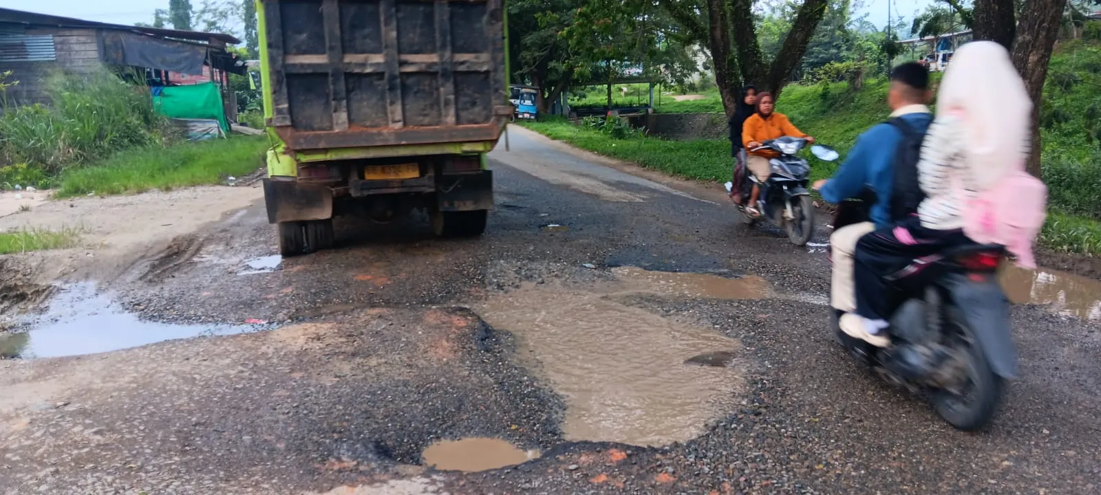 Jalan Lintas Timur Panyabungan Rusak Parah, Sopir Truk Keluhkan Per Mobil Bisa Patah