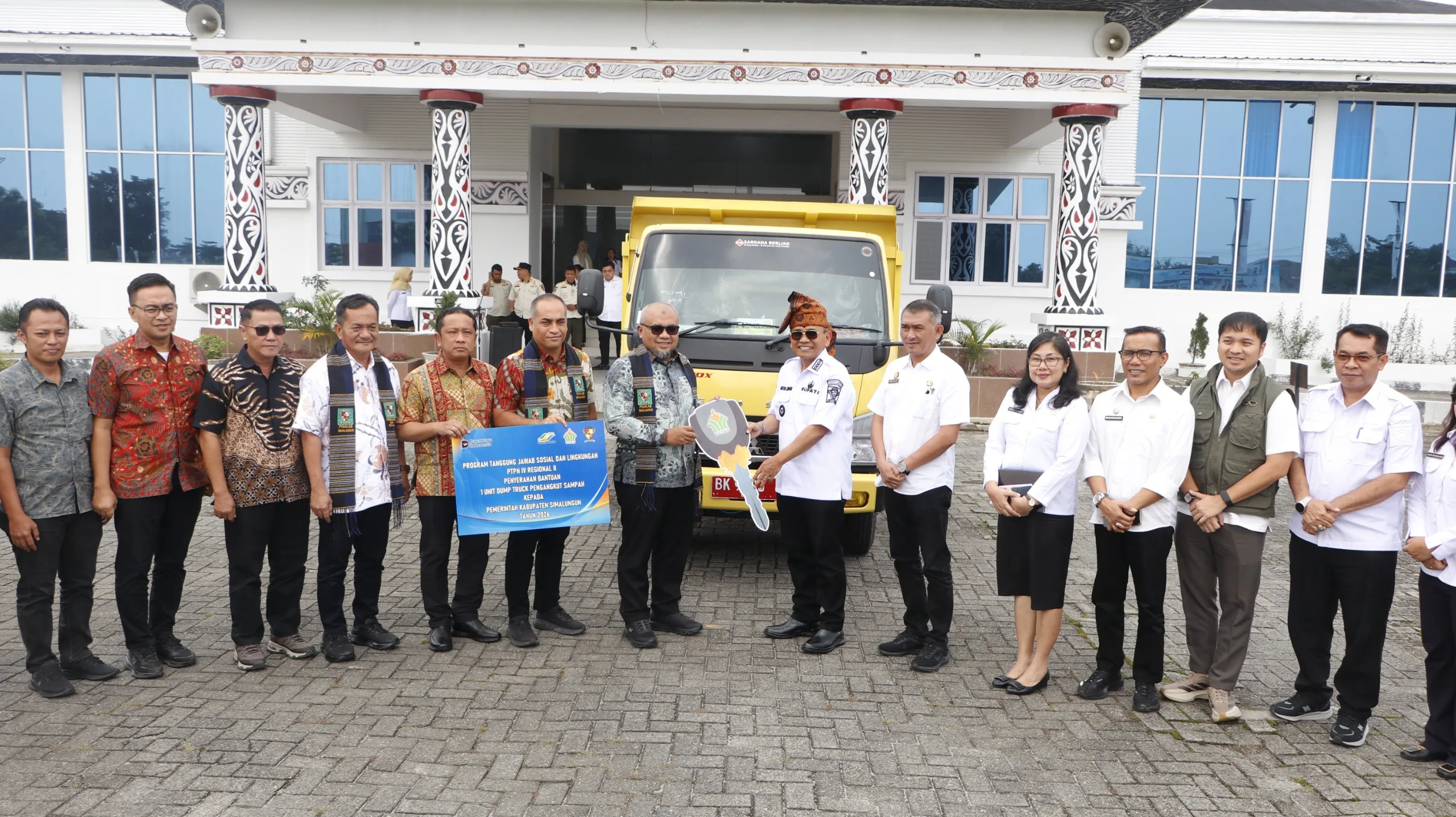 PTPN IV Regional 2 Serahkan Dump Truck Sampah ke Pemkab Simalungun