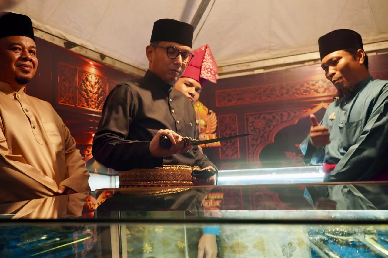 Rico Waas Pukau Penonton Main Gendang Melayu di   Pembukaan Perdana Pekan Budaya Medan