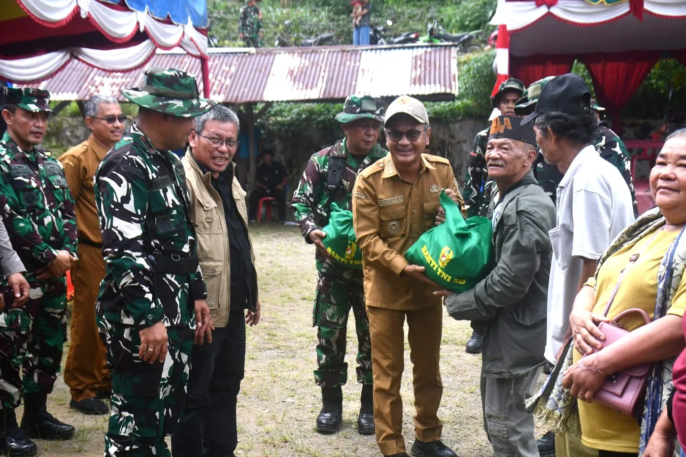 Satgas TMMD ke-130 Kodim 0213/Nias Bagikan Sembako Usai Pembukaan di Kabupaten Nias