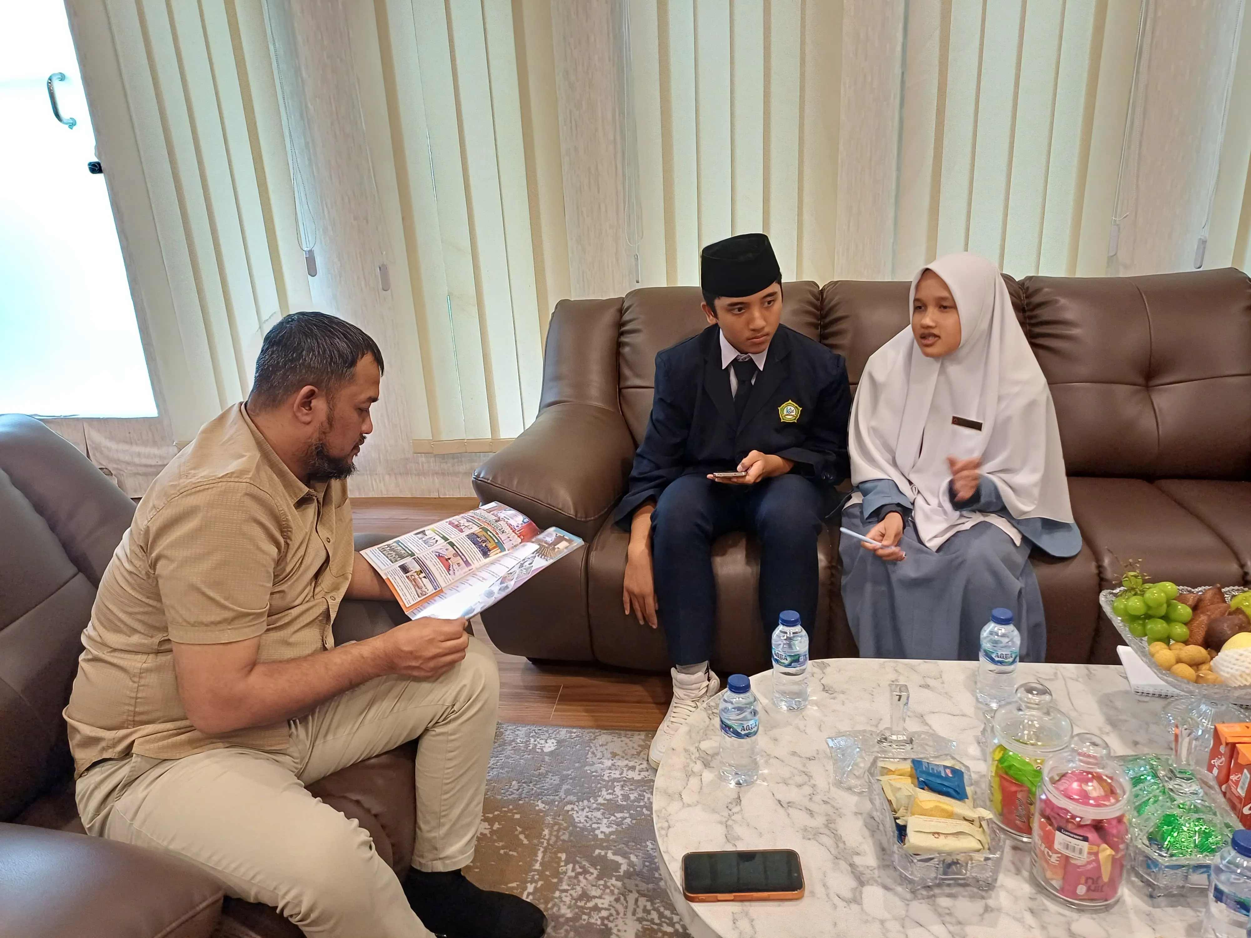 Momen Hangat Dua Santri ICBS Payakumbuh Sowan ke Pimpinan DPRD Medan