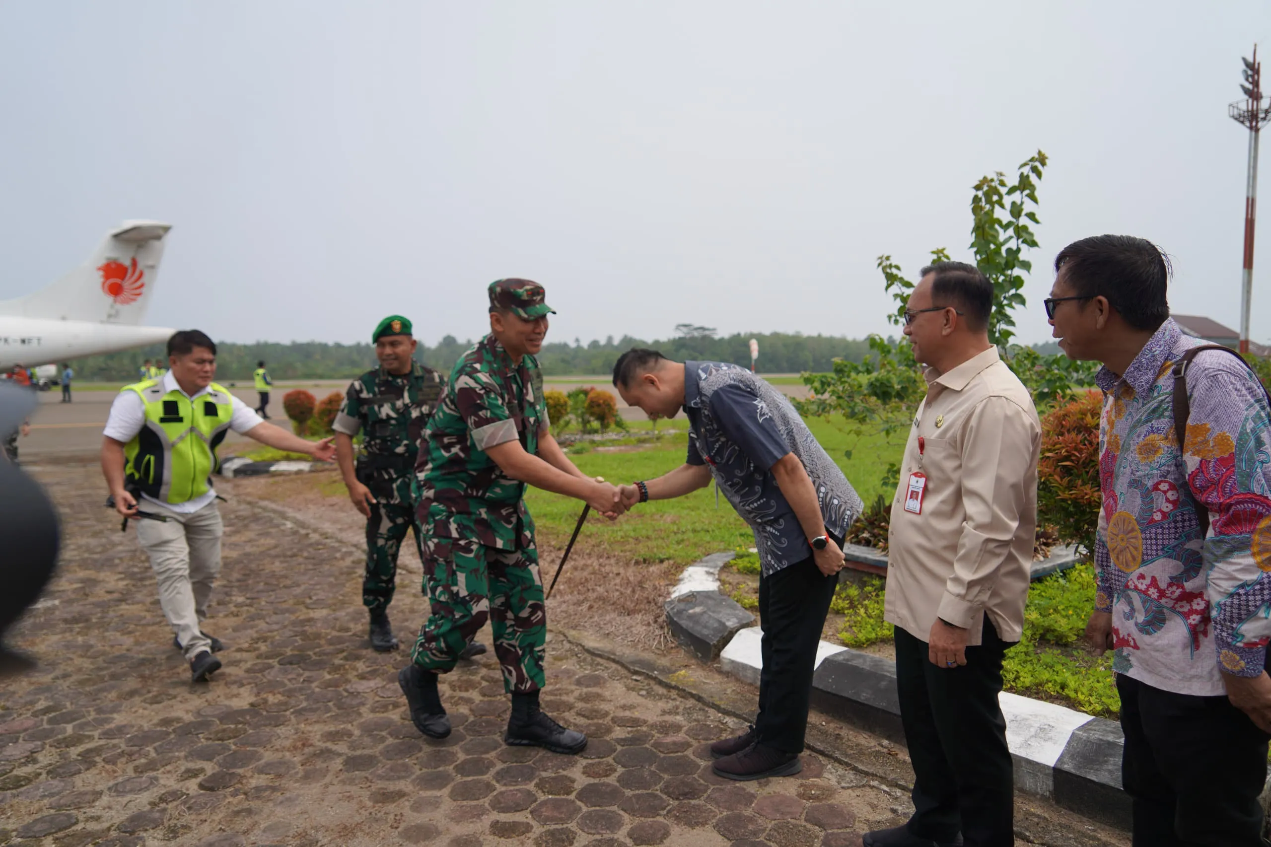 Perkuat Sinergi Pemko-TNI, Sekda Gunungsitoli Sambut Pangdam I/BB di Bandara Binaka