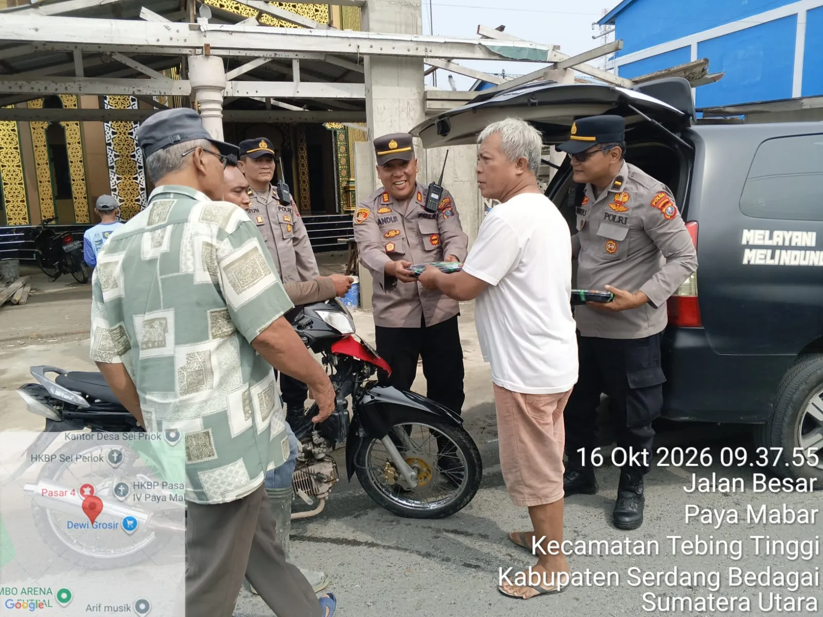 Jumat Berkah, Polsek Tebing Tinggi Bagikan Nasi Kotak kepada Masyarakat dan Pengguna Jalan