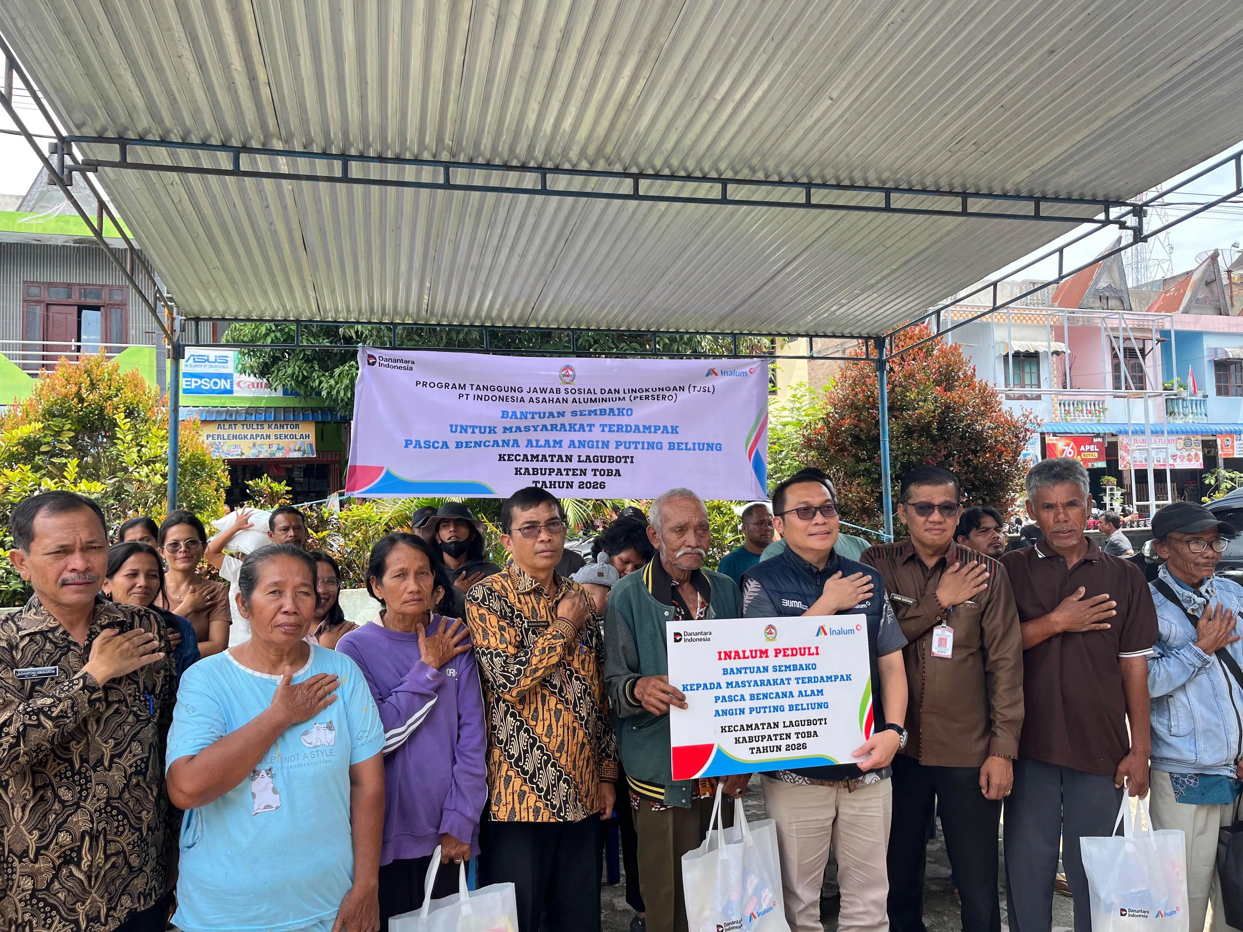 INALUM Salurkan Bantuan untuk Korban Puting Beliung di Kabupaten Toba