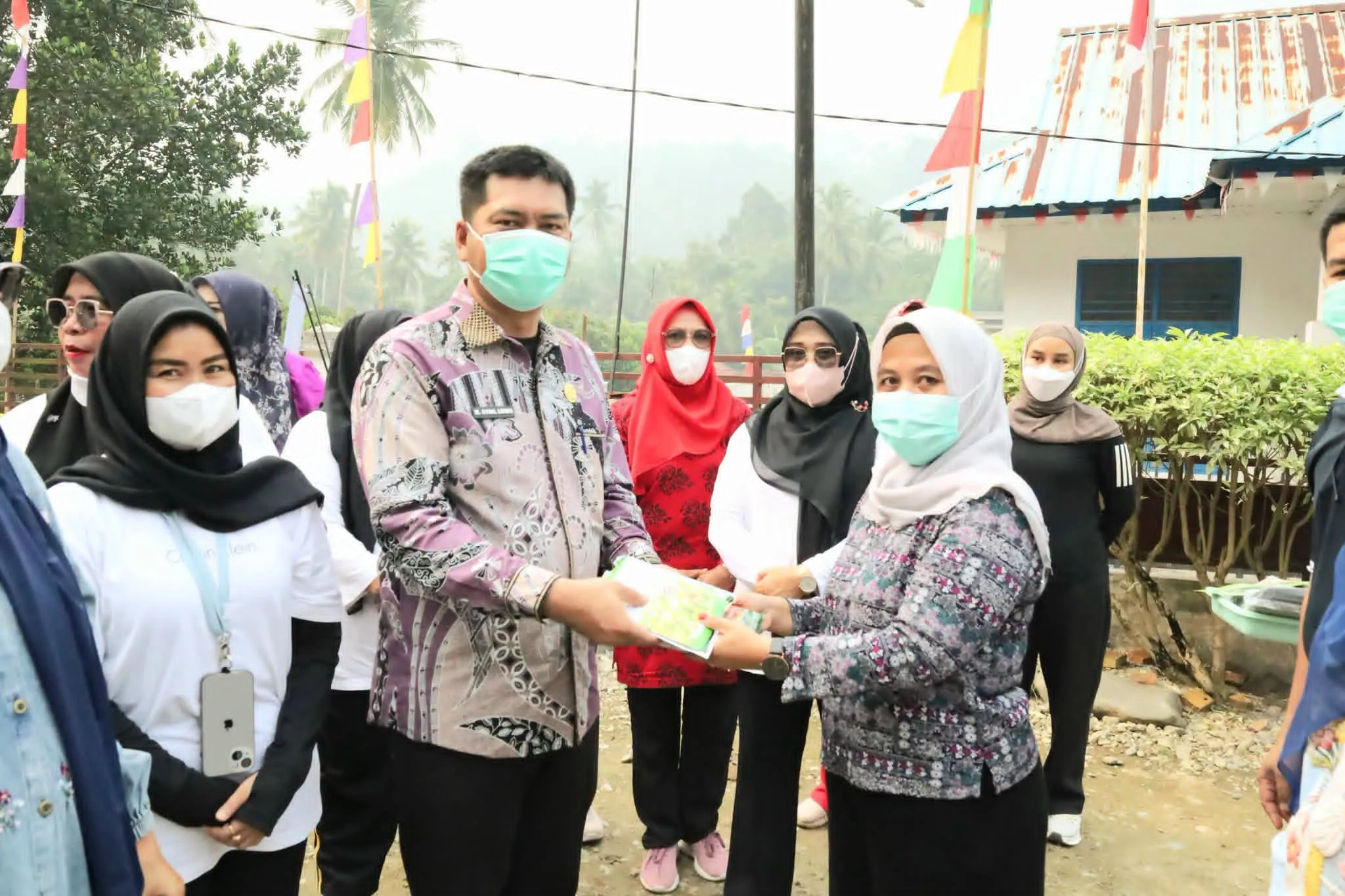 Ketua TP PKK Madina Gelar Bakti Sosial Terpadu di Gunung Baringin