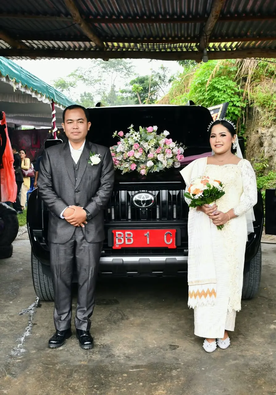 Perdana di Samosir, Mobil Dinas Bupati BB 1 C Antar Pengantin ke Gereja