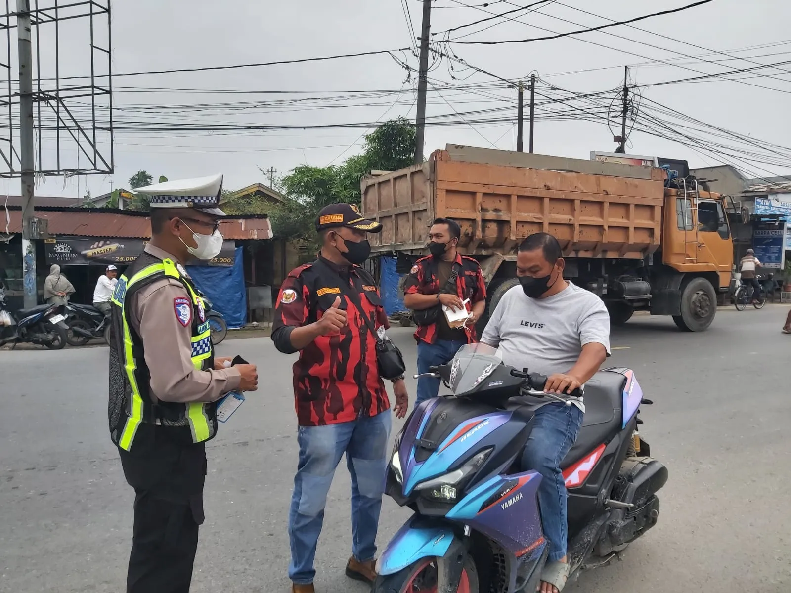 Antisipasi Kabut Asap Karhutla, PAC PP Babalan dan Polsek Bagi Masker Gratis