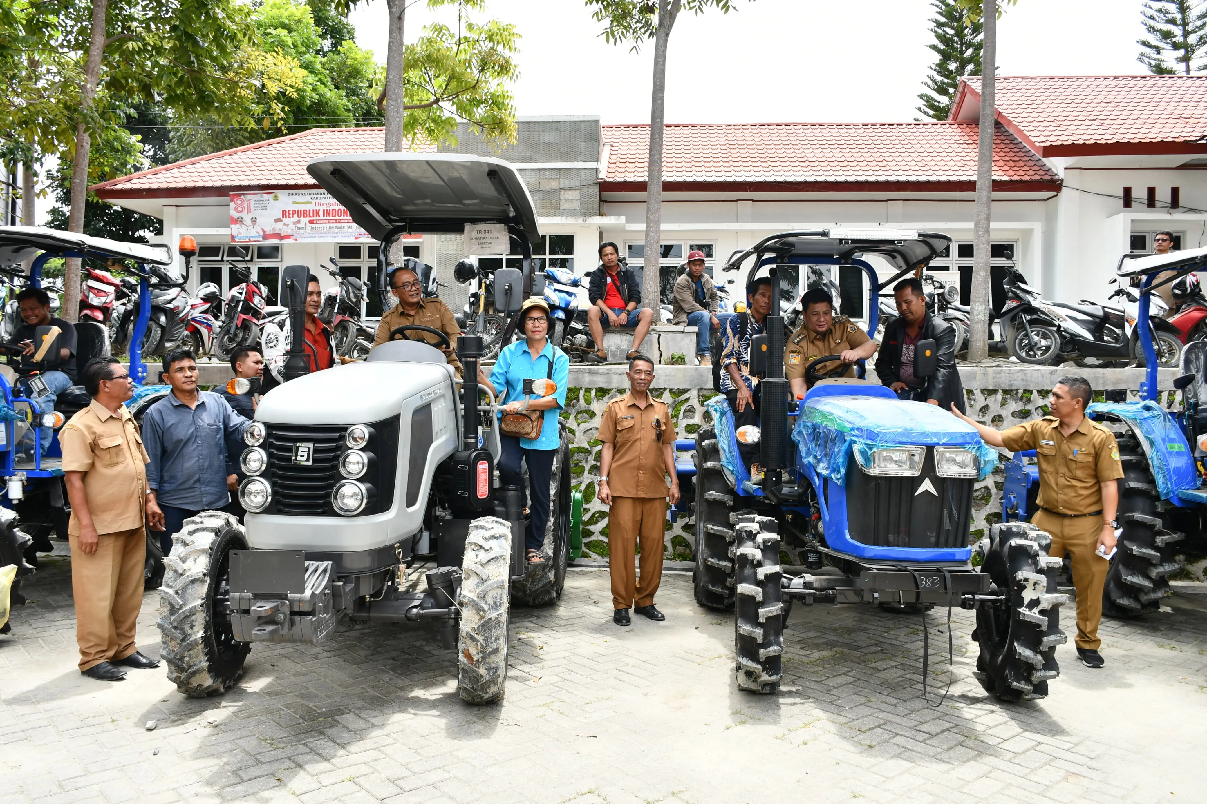 Perkuat Pertanian Modern, Pemkab Samosir Salurkan Alsintan untuk 51 Kelompok Tani